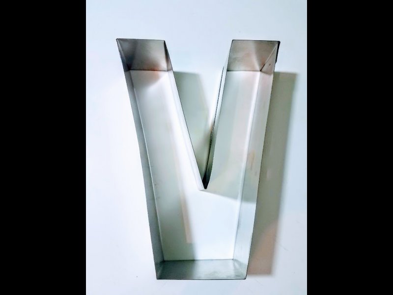 Aro de hojalata letra V